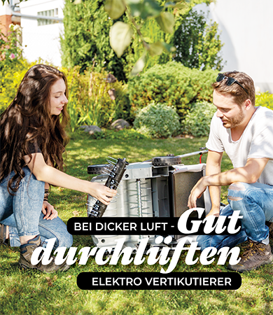 Frau erklärt Mann den elektrovertikutierer, den er dann benutzt